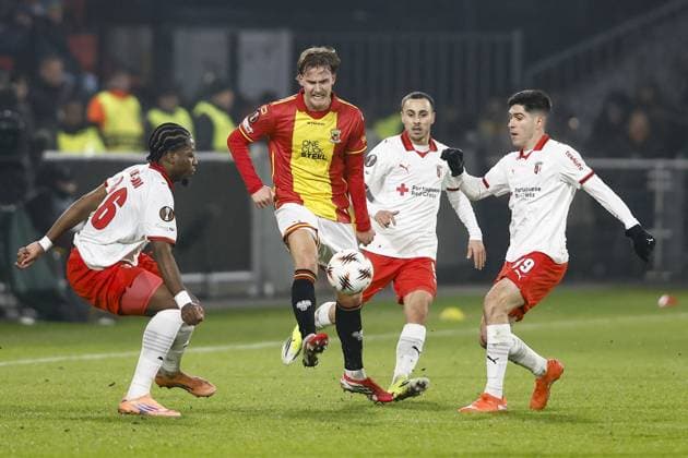 DEVENTER , 29-01-2026 , Stadium De Adelaarshorst , season 2025 2026 , UEFA Europa League League phase . match between Go Ahead Eagles and SC Braga, Picture shows GA Eagles player Melle Meulensteen, SC Braga player Fran Navarro and SC Braga player Bright Arrey-Mbi Go Ahead Eagles - Braga  x201171992x Copyright: