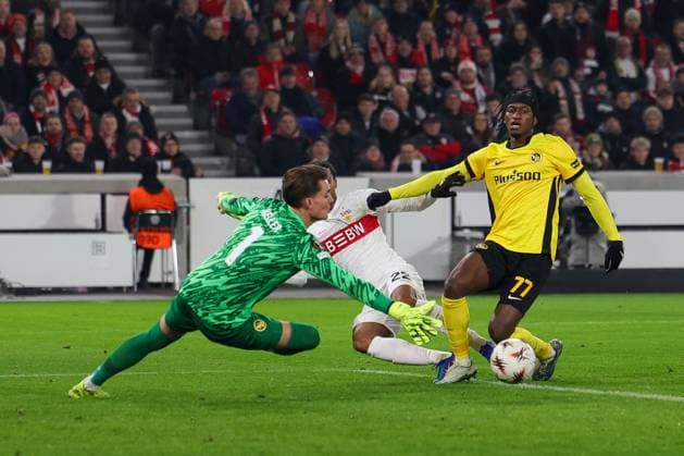 Aktion zwischen Lorenz Assignon 22 (VfB Stuttgart), und Marvin Keller 1 (BSC Young Boys Bern) und Joel Monteiro 77 (BSC Young Boys Bern), VfB Stuttgart vs. BSC Young Boys Bern, Fussball, Maenner, UEFA Europa League, Saison 2025 2026, 8. Spieltag, 29.01.2026 DFB regulations prohibit any use of photographs as image sequences and or quasi-video Stuttgart Baden-Wuerttemberg Deutschland