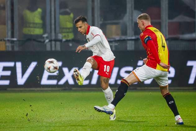 Rodrigo Zalazar of SC Braga passes the ball under pressure from Joris Kramer of Go Ahead Eagles Go Ahead Eagles v SC Braga, UEFA Europa League 2025 26 League Phase MD8, Go Ahead Eagles v SC Braga, Stadion De Adelaarshorst, January 29, 2026, Deventer, Netherlands.