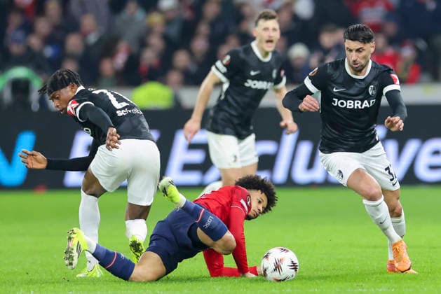 Junior Adamu (SC Freiburg), Tiago Santos (OSC Lille) und Vincenzo Grifo (SC Freiburg) kaempfen um den Ball, UEFA Europa League 2025 26 League Phase MD8, LOSC Lille v SC Freiburg, Stade Pierre Mauroy am 29. January 2026 in Lille, Frankreich. (Foto von Marco Steinbrenner DeFodi Images) Junior Adamu (SC Freiburg), Tiago Santos (OSC Lille) und Vincenzo Grifo (SC Freiburg) battle for the ball, UEFA Europa League 2025 26 League Phase MD8, LOSC Lille v SC Freiburg, Stade Pierre Mauroy, January 29, 2026 in Lille, France. (Photo by Marco Steinbrenner DeFodi Images) -