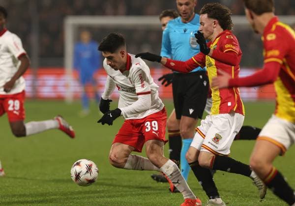Fran Navarro of Braga with Jakob Breum of Go Ahead Eagles during the match Go Ahead Eagles vs Braga at the De Adelaarshorst for the UEFA Europa League season 2025-2026 in DEVENTER, Netherlands on 29 january 2026 (Photo by Peter Lous EYE4IMAGES) -