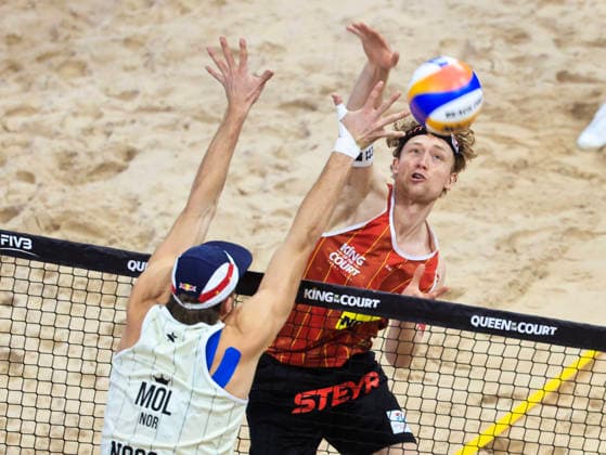 STOCKHOLM, SVERIGE 20260129 Norges Anders Mol mot Österrikes Tim Berger under finalen av beachvolleyboll-tävlingen Stockholm Beach 2026, en officiell deltävling i den internationella Queen & King of the Court-serien, i Avicii Arena i Stockholm. STOCKHOLM SVERIGE x60160x