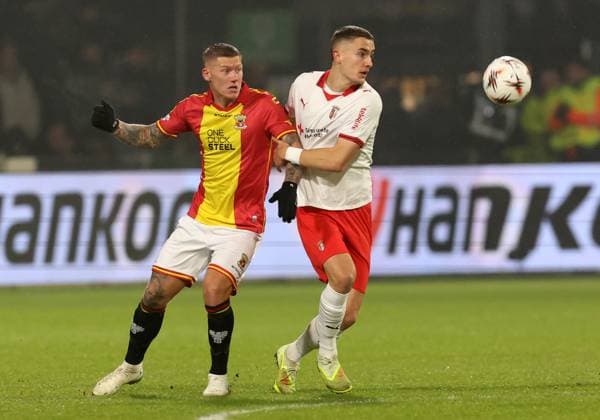 Victor Edvardsen of Go Ahead Eagles with Gustaf Lagerbielke of Braga during the match Go Ahead Eagles vs Braga at the De Adelaarshorst for the UEFA Europa League season 2025-2026 in DEVENTER, Netherlands on 29 january 2026 (Photo by Peter Lous EYE4IMAGES) -