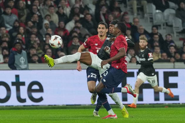 Junior Adamu (SC Freiburg, 20) im Kampf um den Ball , Frankreich, Fussball, UEFA Europa League, 8.Spieltag, Ligaphase, 2025 2026, OSC Lille vs. SC Freiburg, 29.01.2026, Stade Pierre-Mauroy, Lille, Frankreich Lille Stade Pierre-Mauroy DÃ partements Nord, Hauts-de-Fra Frankreich Copyright: xArnexAmbergx