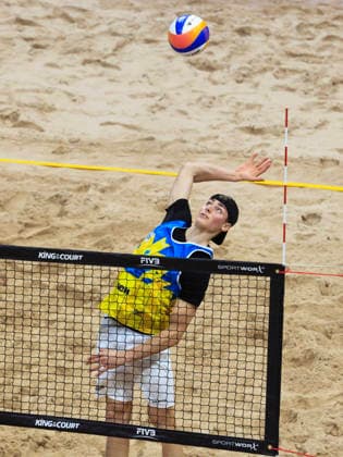 STOCKHOLM, SVERIGE 20260129 Sveriges Elmer Andersson under finalen av beachvolleyboll-tävlingen Stockholm Beach 2026, en officiell deltävling i den internationella Queen & King of the Court-serien, i Avicii Arena i Stockholm. STOCKHOLM SVERIGE x60160x
