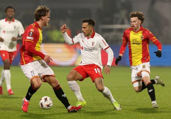 Rodrigo Zalazar of Braga with Melle Meulensteen of Go Ahead Eagles and Jakob Breum of Go Ahead Eagles during the match Go Ahead Eagles vs Braga at the De Adelaarshorst for the UEFA Europa League season 2025-2026 in DEVENTER, Netherlands on 29 january 2026 (Photo by Peter Lous EYE4IMAGES) -