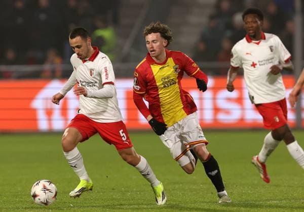 Leonardo Lelo of Braga with Jakob Breum of Go Ahead Eagles during the match Go Ahead Eagles vs Braga at the De Adelaarshorst for the UEFA Europa League season 2025-2026 in DEVENTER, Netherlands on 29 january 2026 (Photo by Peter Lous EYE4IMAGES) -