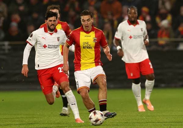 Aske Adelgaard of Go Ahead Eagles with Florian Grillitsch of Braga during the match Go Ahead Eagles vs Braga at the De Adelaarshorst for the UEFA Europa League season 2025-2026 in DEVENTER, Netherlands on 29 january 2026 (Photo by Peter Lous EYE4IMAGES) -