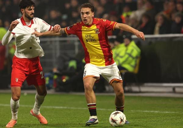 Aske Adelgaard of Go Ahead Eagles with Florian Grillitsch of Braga during the match Go Ahead Eagles vs Braga at the De Adelaarshorst for the UEFA Europa League season 2025-2026 in DEVENTER, Netherlands on 29 january 2026 (Photo by Peter Lous EYE4IMAGES) -