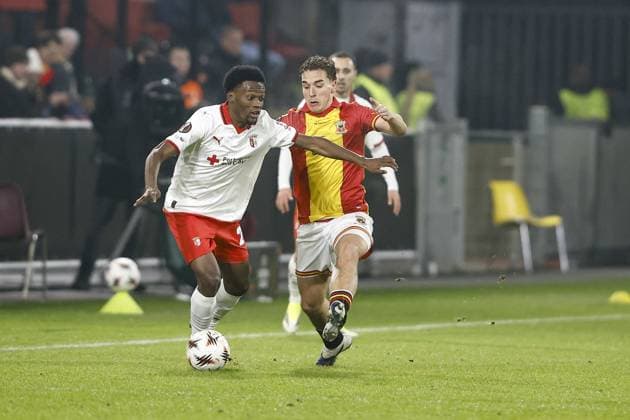 DEVENTER , 29-01-2026 , Stadium De Adelaarshorst , season 2025 2026 , UEFA Europa League League phase . match between Go Ahead Eagles and SC Braga, Picture shows SC Braga player Bright Arrey-Mbi and GA Eagles player Aske Adelgaard Go Ahead Eagles - Braga  x201172157x Copyright: