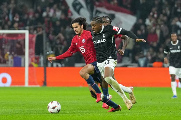Ayyoub Bouaddi (OSC Lille, 32) im Zweikampf mit Bruno Ogbus (SC Freiburg, 43) , Frankreich, Fussball, UEFA Europa League, 8.Spieltag, Ligaphase, 2025 2026, OSC Lille vs. SC Freiburg, 29.01.2026, Stade Pierre-Mauroy, Lille, Frankreich Lille Stade Pierre-Mauroy DÃ partements Nord, Hauts-de-Fra Frankreich Copyright: xArnexAmbergx