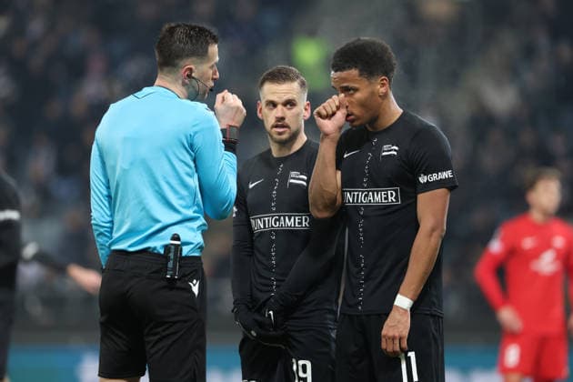 SOCCER - UEFA EL, Sturm vs Brann GRAZ,AUSTRIA,29.JAN.26 - SOCCER - UEFA Europa League, SK Sturm Graz vs SK Brann Bergen. Image shows referee Juxhin Xhaja (ALB), Tomi Horvat and Axel Kayombo (Sturm).  GEPAxpictures xChrisxBauer