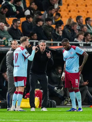 Fußball, EuroLeague, Real Betis Sevilla - Feyenoord Rotterdam #4 UEFA Europa League: Real Betis v Feyenoord Sevilla - Casper Tengstedt of Feyenoord, Feyenoord coach Robin van Persie, Cyle Larin of Feyenoord during the eighth match of the UEFA Europa League 2025 2026. The match is set between Real Betis Balompie and Feyenoord at Estadio La Cartuja on 29 January 2026 in Sevilla, Spain. Copyright: xYannickxVerhoevenx
