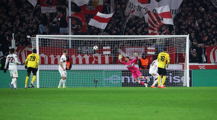 Stuttgart, Fußball Europa League , VfB Stuttgart vs. BSC Young Boys Bern , Tor zum 2:1 durch Torschütze Armin Gigovic (Bern, nicht auf dem Bild)
