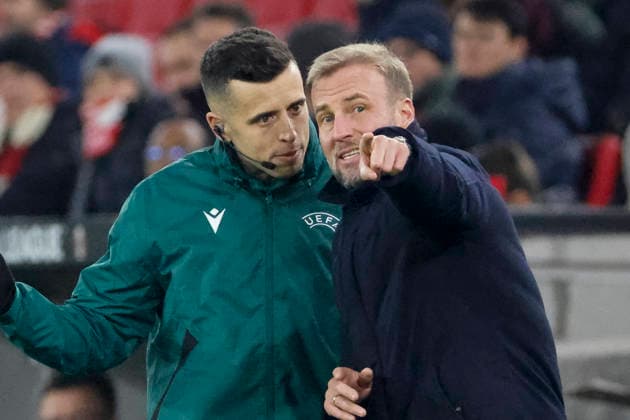 Vierter Offizieller Victor Garcia Verdura (ESP) und Sebastian Hoeneß, Hoeness (VfB Stuttgart, Trainer) im Dialog , Deutschland, Fussball, UEFA Europa League, 8. Spieltag, 2025 2026, VfB Stuttgart vs. Young Boys Bern, 29.01.2026, Stuttgart MHP Arena Deutschland Copyright: xGrantxHubbsx