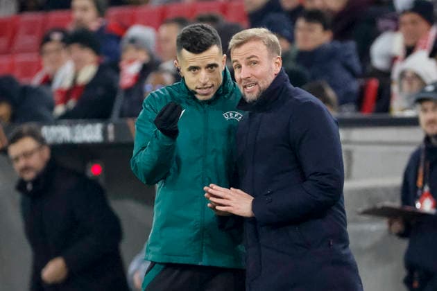 Vierter Offizieller Victor Garcia Verdura (ESP) und Sebastian Hoeneß, Hoeness (VfB Stuttgart, Trainer) im Dialog , Deutschland, Fussball, UEFA Europa League, 8. Spieltag, 2025 2026, VfB Stuttgart vs. Young Boys Bern, 29.01.2026, Stuttgart MHP Arena Deutschland Copyright: xGrantxHubbsx