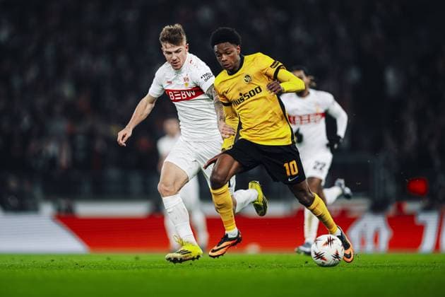 Finn Jeltsch (29; VfB Stuttgart) im Zweikampf mit Alvyn Sanches (10; BSC Young Boys) um den Ball Zweikampf um den Ball
