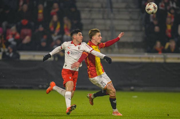 2026-01-29 - Europa League match DEVENTER, NETHERLANDS - JANUARY 29: Giovanni van Zwam of Go Ahead Eagles battles for possession with Fran Navarro of SC Braga during the Europa League match at the De Adelaarshorst on January 29, 2026 in Deventer, Netherlands Deventer De Adelaarshorst Netherlands Content not available for redistribution in The Netherlands directly or indirectly through any third parties. Copyright: xDennisxBresserx