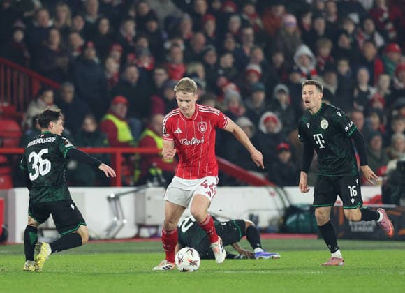 Nottingham Forest v Ferencvarosi TC UEFA Europa League Zach Abbott of Nottingham Forest is closed down by Kristoffer Zachariassen of Ferencvaros and Gabi Kanichowsky of Ferencvaros during the UEFA Europa League match at the City Ground, Nottingham 29 01 2026 UK Newspapers OUT Copyright: xAndyxSumnerx FIL-22875-0037