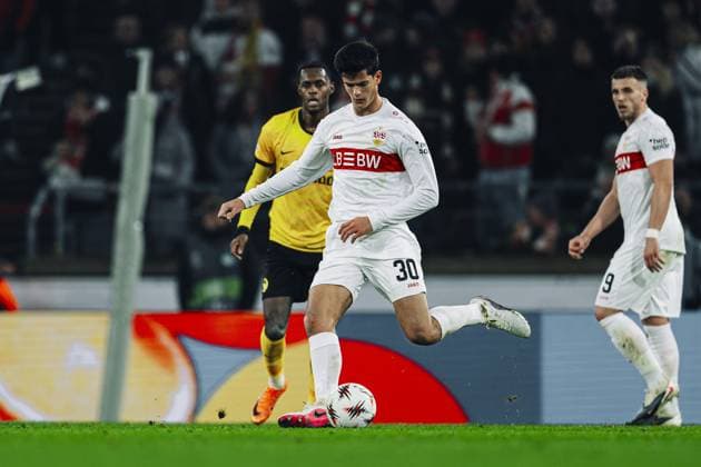 Chema Andres (30; VfB Stuttgart) mit Ball, während Edimilson Fernandes (6; BSC Young Boys) und Ermedin Demirovic (9; VfB Stuttgart) verteidigen Spielszene mit Ballkontrolle