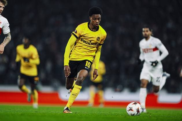 Alvyn Sanches (10; BSC Young Boys) mit Ball in Aktion, während Spieler von VfB Stuttgart in weiß verteidigen Spielszene mit Ballkontrolle