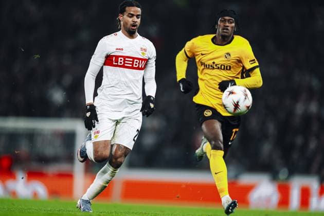 Ameen Al-Dakhil (2; VfB Stuttgart) verteidigt gegen Joël Monteiro (77; BSC Young Boys) mit Ball in Aktion Spieler in Aktion