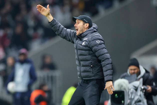 Trainer Julian Schuster (SC Freiburg) gestikuliert, UEFA Europa League 2025 26 League Phase MD8, LOSC Lille v SC Freiburg, Stade Pierre Mauroy am 29. January 2026 in Lille, Frankreich. (Foto von Marco Steinbrenner DeFodi Images) Trainer Julian Schuster (SC Freiburg) gestures, UEFA Europa League 2025 26 League Phase MD8, LOSC Lille v SC Freiburg, Stade Pierre Mauroy, January 29, 2026 in Lille, France. (Photo by Marco Steinbrenner DeFodi Images) -