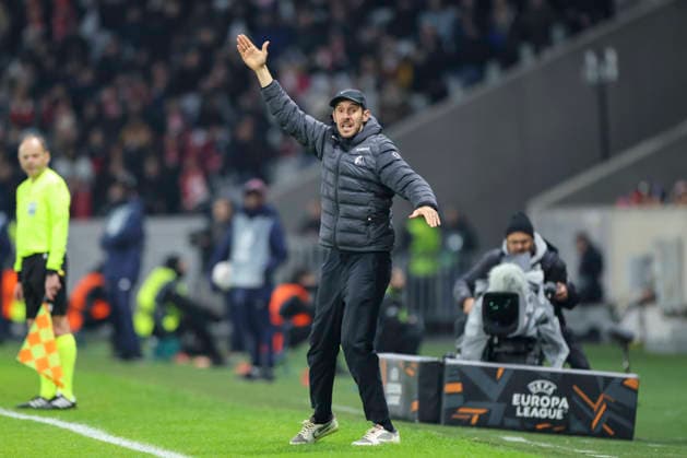 Trainer Julian Schuster (SC Freiburg) gestikuliert, UEFA Europa League 2025 26 League Phase MD8, LOSC Lille v SC Freiburg, Stade Pierre Mauroy am 29. January 2026 in Lille, Frankreich. (Foto von Marco Steinbrenner DeFodi Images) Trainer Julian Schuster (SC Freiburg) gestures, UEFA Europa League 2025 26 League Phase MD8, LOSC Lille v SC Freiburg, Stade Pierre Mauroy, January 29, 2026 in Lille, France. (Photo by Marco Steinbrenner DeFodi Images) -