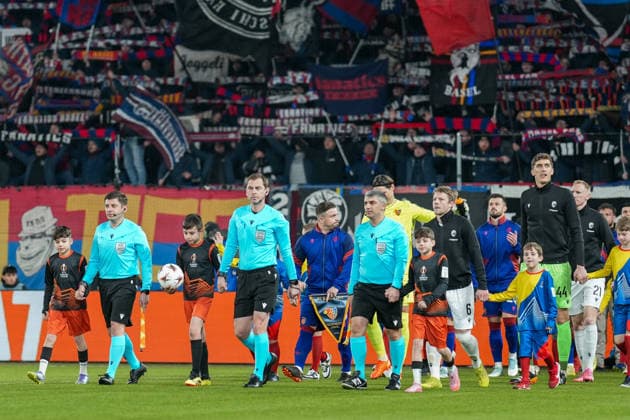 UEFA Europa League 2025 26 - 8. Spieltag, Donnerstag 29.01.2026 - FC Basel 1893 vs. Viktoria Pilsen - St. Jakob-Park (Basel, Schweiz); Einlaufen der beiden Mannschaften Copyright: xValentinxDomgjonix