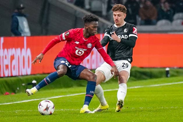 Fussball UEFA Europa League 2025 26, 8. Spieltag - OSC Lille vs SC Freiburg - Stade Pierre Mauroy (Lille, Frankreich): Ivan Cavaleiro (OSC Lille, 21) Philipp Treu (SC Freiburg, 29) Copyright: xJOERANxSTEINSIEKx