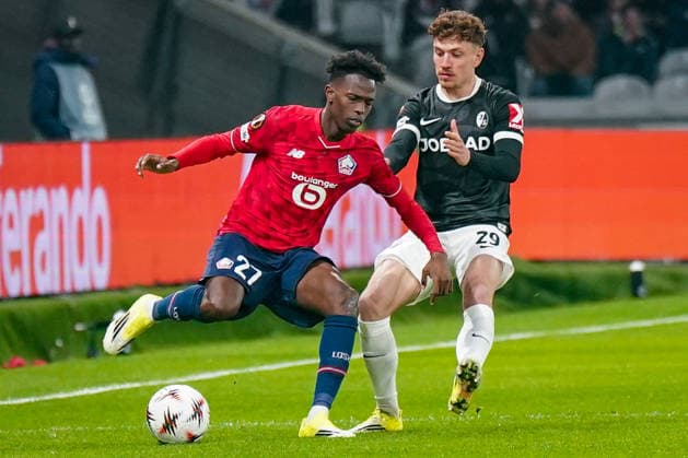Fussball UEFA Europa League 2025 26, 8. Spieltag - OSC Lille vs SC Freiburg - Stade Pierre Mauroy (Lille, Frankreich): Ivan Cavaleiro (OSC Lille, 21) Philipp Treu (SC Freiburg, 29) Copyright: xJOERANxSTEINSIEKx