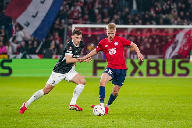 Fussball UEFA Europa League 2025 26, 8. Spieltag - OSC Lille vs SC Freiburg - Stade Pierre Mauroy (Lille, Frankreich): RÃ my Cabella Remy Cabella (OSC Lille, 10) Maximilian Eggestein (SC Freiburg, 08) Copyright: xJOERANxSTEINSIEKx