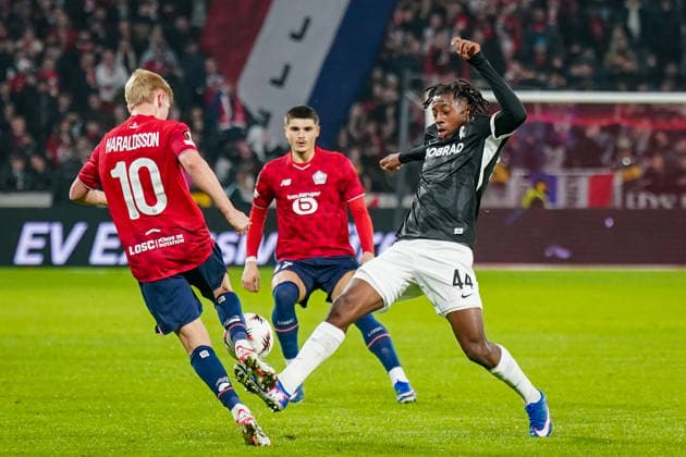 Fussball UEFA Europa League 2025 26, 8. Spieltag - OSC Lille vs SC Freiburg - Stade Pierre Mauroy (Lille, Frankreich): Johan Manzambi (SC Freiburg, 44) RÃ my Cabella Remy Cabella (OSC Lille, 10) Copyright: xJOERANxSTEINSIEKx