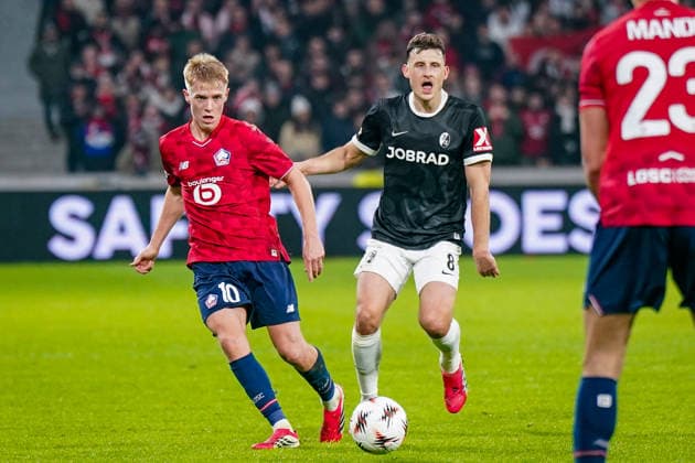 Fussball UEFA Europa League 2025 26, 8. Spieltag - OSC Lille vs SC Freiburg - Stade Pierre Mauroy (Lille, Frankreich): RÃ my Cabella Remy Cabella (OSC Lille, 10) Maximilian Eggestein (SC Freiburg, 08) Copyright: xJOERANxSTEINSIEKx