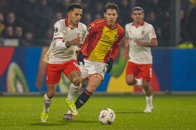 2026-01-29 - Europa League match DEVENTER, NETHERLANDS - JANUARY 29: Rodrigo Zalazar of SC Braga battles for possession with Evert Linthorst of Go Ahead Eagles during the Europa League match at the De Adelaarshorst on January 29, 2026 in Deventer, Netherlands Deventer De Adelaarshorst Netherlands Content not available for redistribution in The Netherlands directly or indirectly through any third parties. Copyright: xDennisxBresserx
