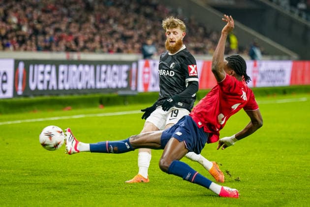 Fussball UEFA Europa League 2025 26, 8. Spieltag - OSC Lille vs SC Freiburg - Stade Pierre Mauroy (Lille, Frankreich): Ismaily (OSC Lille, 3) Jan-Niklas Beste (SC Freiburg, 19) Copyright: xJOERANxSTEINSIEKx