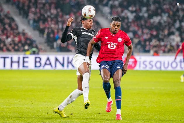 Fussball UEFA Europa League 2025 26, 8. Spieltag - OSC Lille vs SC Freiburg - Stade Pierre Mauroy (Lille, Frankreich): Ismaily (OSC Lille, 3) Junior Adamu (SC Freiburg, 20) Copyright: xJOERANxSTEINSIEKx