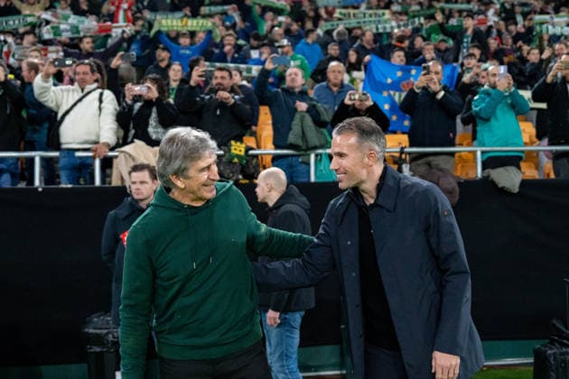 Fußball, EuroLeague, Real Betis Sevilla - Feyenoord Rotterdam #5 Manuel Pellegrini, Betis head coach and Robin van Persie, Feyenoord head coach, shaking hand before the UEFA Europa League 25 26 match between Real Betis and Feyenoord at the Estadio La Cartuja in Sevilla, Spain Copyright: xAndresxLopezxSheridanxx xSPPx Sportspressphoto_SPR86757