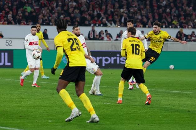 Armin Gigovic 37 (BSC Young Boys Bern) erzielt den Anschlusstreffer mit einem sehenswerten Schuss zum 1:2, VfB Stuttgart vs. BSC Young Boys Bern, Fussball, Maenner, UEFA Europa League, Saison 2025 2026, 8. Spieltag, 29.01.2026 DFB regulations prohibit any use of photographs as image sequences and or quasi-video Stuttgart Baden-Wuerttemberg Deutschland