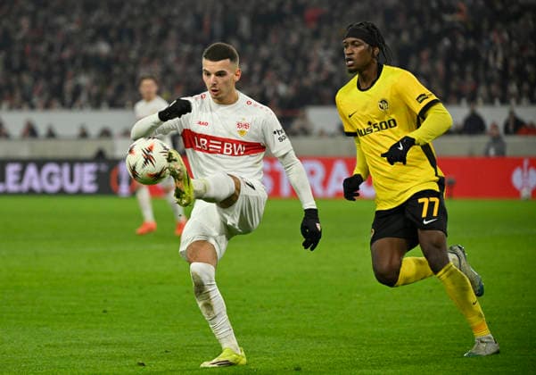 Zweikampf Aktion Badredine Bouanani VfB Stuttgart (27) gegen Joel Monteiro BSC Young Boys Bern (77) VfB Stuttgart vs Young Boys Bern YB EUROPA LEAGUE EL 29.01.2026 DFL REGULATIONS PROHIBIT ANY USE OF PHOTOGRAPHS AS IMAGE SEQUENCES AND OR QUASI-VIDEO VfB Stuttgart vs Young Boys Bern YB