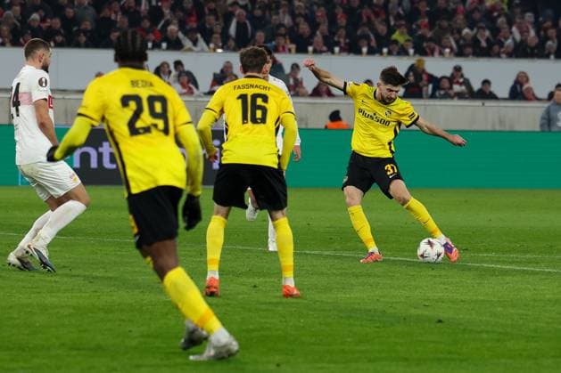 Armin Gigovic 37 (BSC Young Boys Bern) erzielt den Anschlusstreffer mit einem sehenswerten Schuss zum 1:2, VfB Stuttgart vs. BSC Young Boys Bern, Fussball, Maenner, UEFA Europa League, Saison 2025 2026, 8. Spieltag, 29.01.2026 DFB regulations prohibit any use of photographs as image sequences and or quasi-video Stuttgart Baden-Wuerttemberg Deutschland
