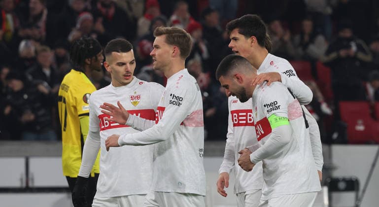 Stuttgart, Fußball Europa League , VfB Stuttgart vs. BSC Young Boys Bern , von links: Badredine Bouanani Maximilian Mittelstädt Deniz Undav ( Vfb ) , Jubel