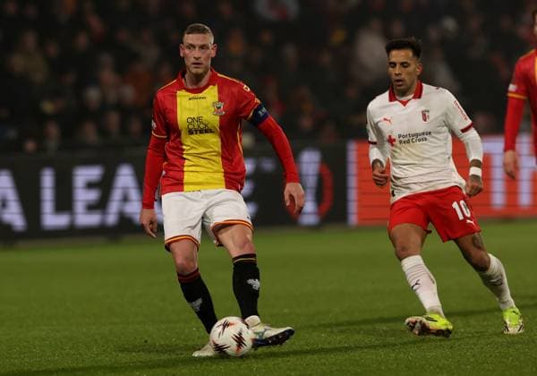Joris Kramer of Go Ahead Eagles with Rodrigo Zalazar of Braga during the match Go Ahead Eagles vs Braga at the De Adelaarshorst for the UEFA Europa League season 2025-2026 in DEVENTER, Netherlands on 29 january 2026 (Photo by Peter Lous EYE4IMAGES) -
