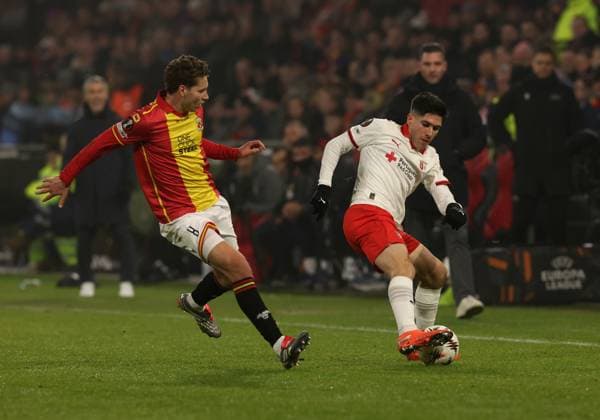 Oskar Sivertsen of Go Ahead Eagles with Fran Navarro of Braga during the match Go Ahead Eagles vs Braga at the De Adelaarshorst for the UEFA Europa League season 2025-2026 in DEVENTER, Netherlands on 29 january 2026 (Photo by Peter Lous EYE4IMAGES) -