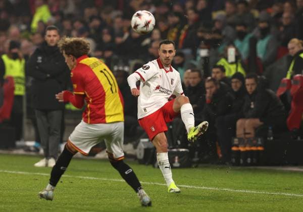 Leonardo Lelo of Braga passes the ball during the match Go Ahead Eagles vs Braga at the De Adelaarshorst for the UEFA Europa League season 2025-2026 in DEVENTER, Netherlands on 29 january 2026 (Photo by Peter Lous EYE4IMAGES) -