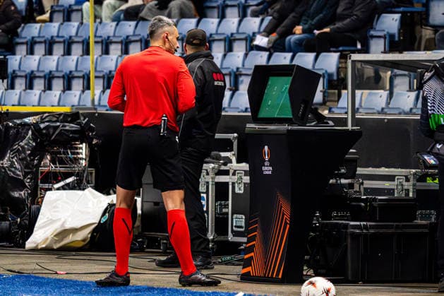 2026-01-29 KRC Genk v Malmo FF - UEFA Europa League 2025 26 League Phase MD8 GENK, BELGIUM - JANUARY 29: referee Horatiu Fesnic checking the VAR during the UEFA Europa League 2025 26 League Phase MD8 match between KRC Genk and Malmo FF at Cegeka Arena on January 29, 2026 in Genk, Belgium. (Photo by Gabriel Calvino Alonso BSR Agency) Genk Belgium Content not available for redistribution in The Netherlands directly or indirectly through any third parties. Copyright: xBSRxAgencyx