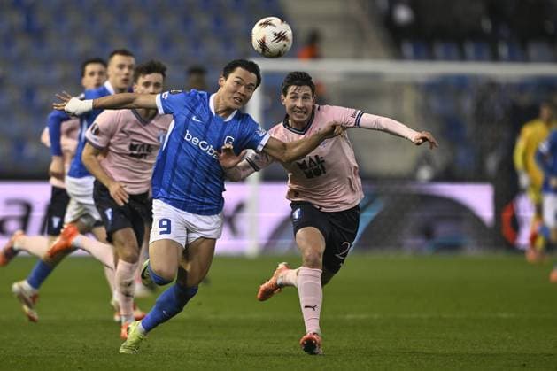 Genk s Hyeon-Gyu Oh and Malmo s Lasse Berg Johnsen fight for the ball during a soccer game between Belgian soccer team KRC Genk and Swedish team Malmo FF, in Genk, on Thursday 29 January 2026, on day eight of the League phase of the UEFA Europa League tournament. JOHAN EYCKENS JohanxEyckens  x159646875x