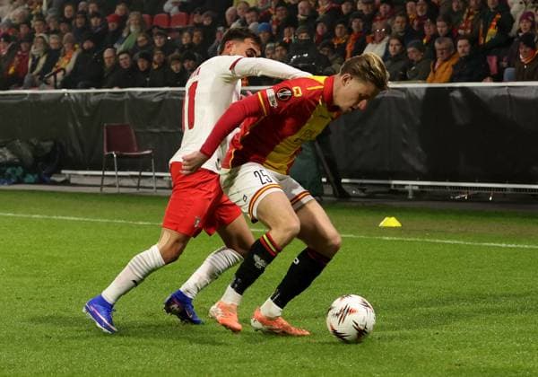 Giovanni van Zwam of Go Ahead Eagles with Ricardo Horta of Braga during the match Go Ahead Eagles vs Braga at the De Adelaarshorst for the UEFA Europa League season 2025-2026 in DEVENTER, Netherlands on 29 january 2026 (Photo by Peter Lous EYE4IMAGES) -