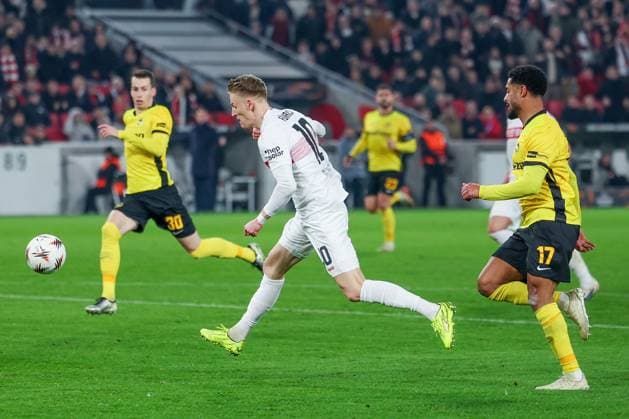 Chris Fuehrich 10 (VfB Stuttgart) mit einer Grosschance, mit Sandro Lauper 30 (BSC Young Boys Bern) und Saidy Janko 17 (BSC Young Boys Bern), VfB Stuttgart vs. BSC Young Boys Bern, Fussball, Maenner, UEFA Europa League, Saison 2025 2026, 8. Spieltag, 29.01.2026 DFB regulations prohibit any use of photographs as image sequences and or quasi-video Stuttgart Baden-Wuerttemberg Deutschland