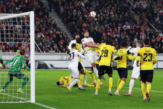 Jeff Chabot 24 (VfB Stuttgart) mit einem Kopfball, Aktion, VfB Stuttgart vs. BSC Young Boys Bern, Fussball, Maenner, UEFA Europa League, Saison 2025 2026, 8. Spieltag, 29.01.2026 DFB regulations prohibit any use of photographs as image sequences and or quasi-video Stuttgart Baden-Wuerttemberg Deutschland